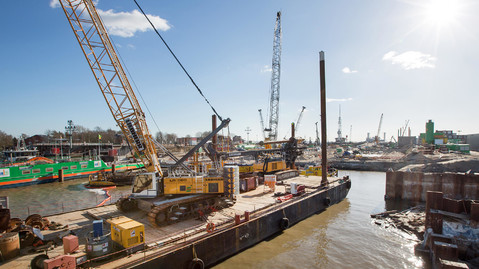 Ein Kran wird über das Wasser zur Baustelle der 5. Schleusenkammer Brunsbüttel gebracht